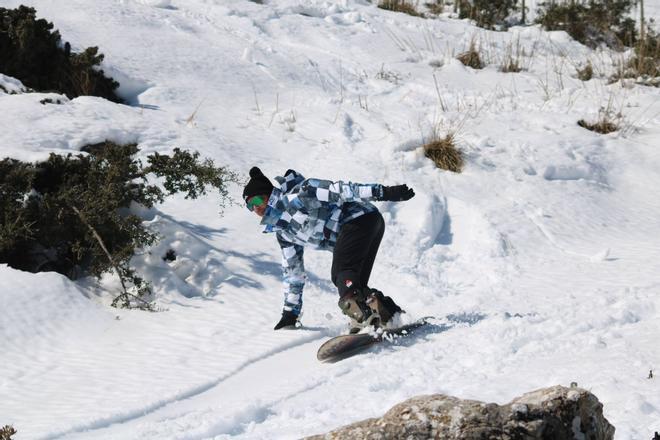 FOTOS | Dos mallorquines practican snowboard en el Puig Tomir