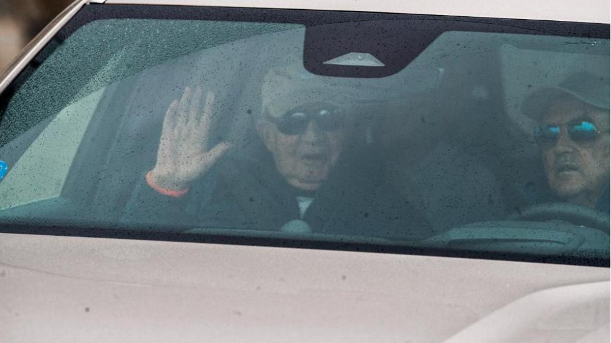 El rei Joan Carles saluda a la premsa a la seva arribada a Vigo