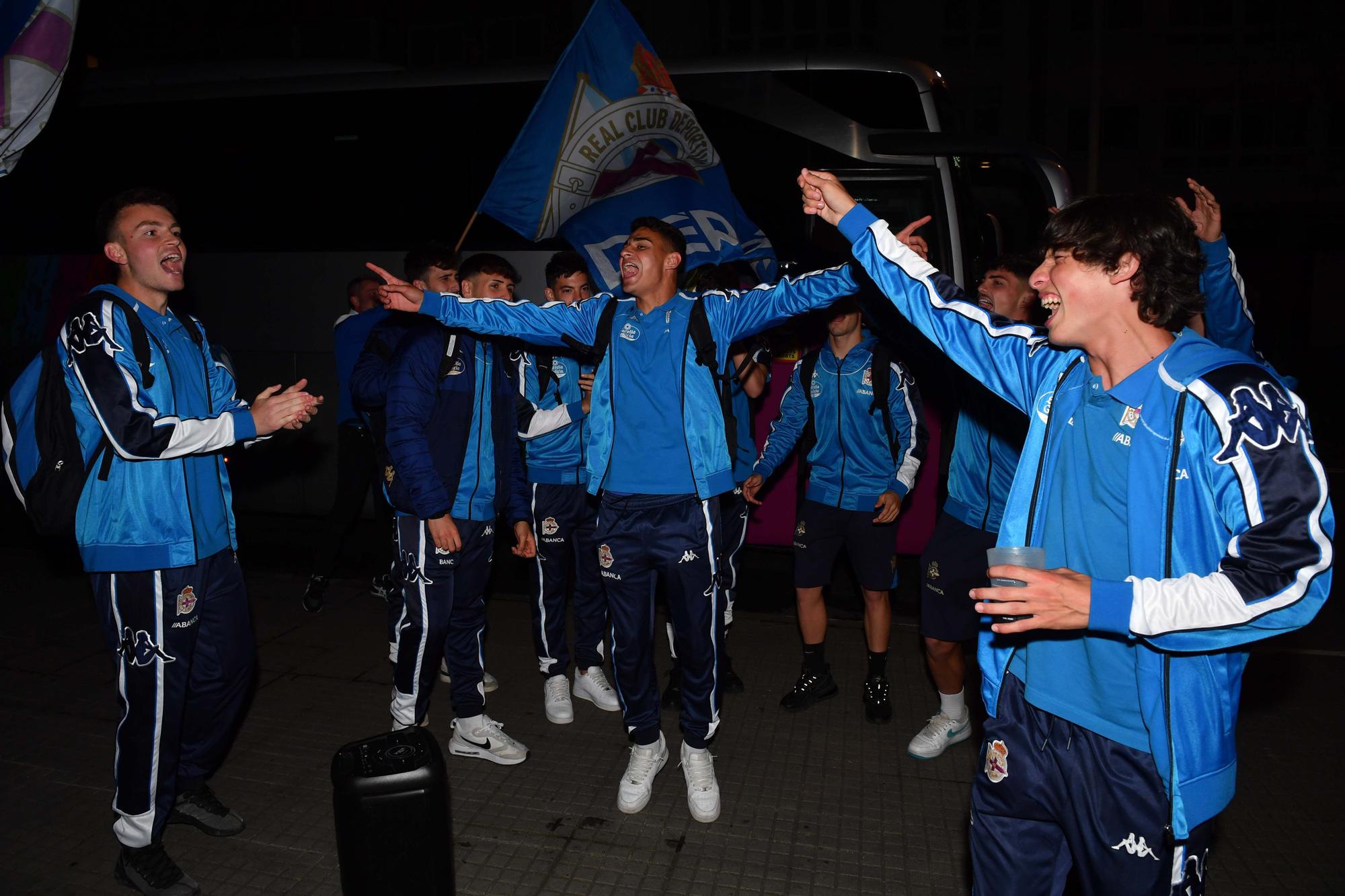 El Fabril celebra el ascenso a su llegada a Riazor