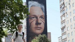 Un mural dedicado a Assange en un barrio de Moscú.