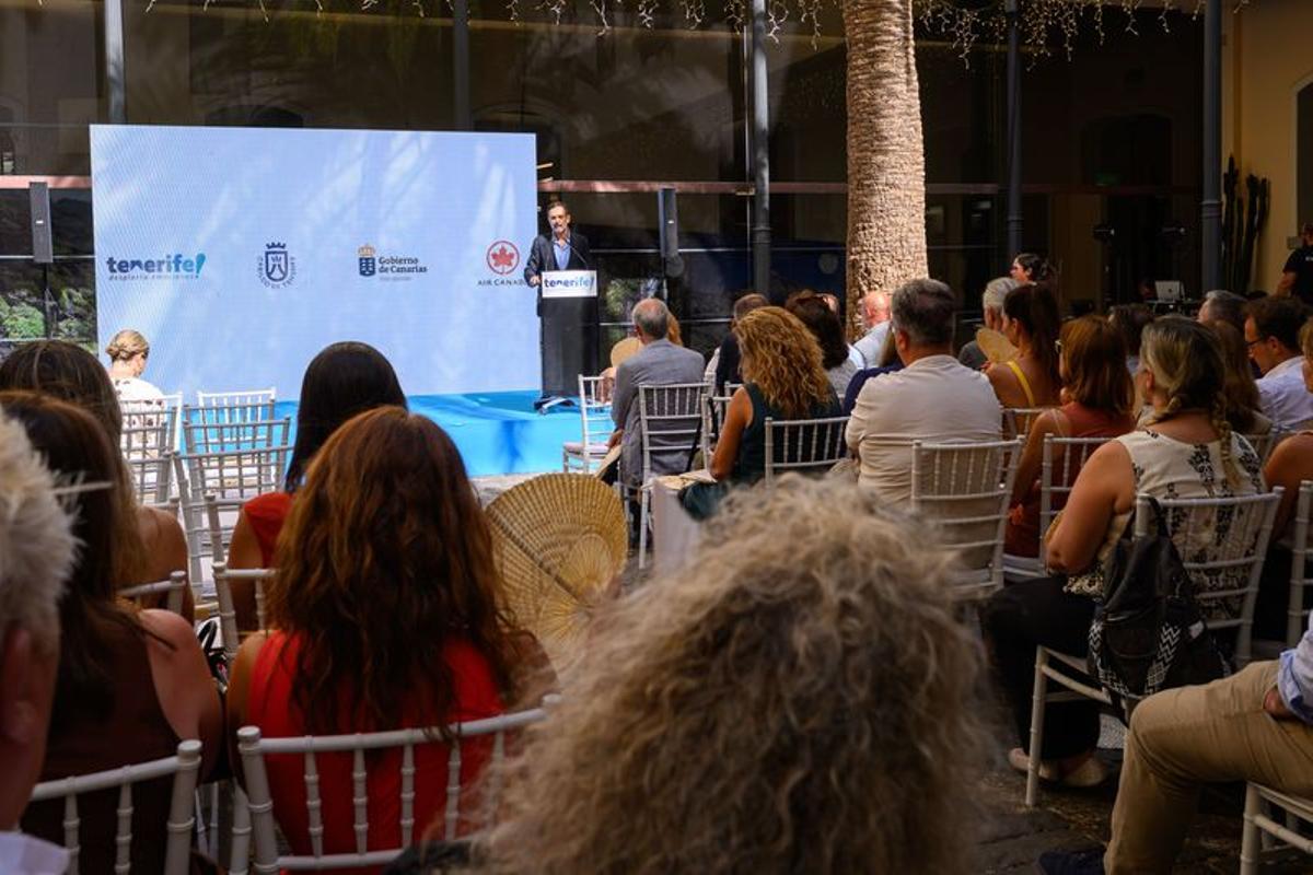 El viceconsejero Lope Afonso en la presentación del nuevo acuerdo entre Turismo de Tenerife y Air Canada