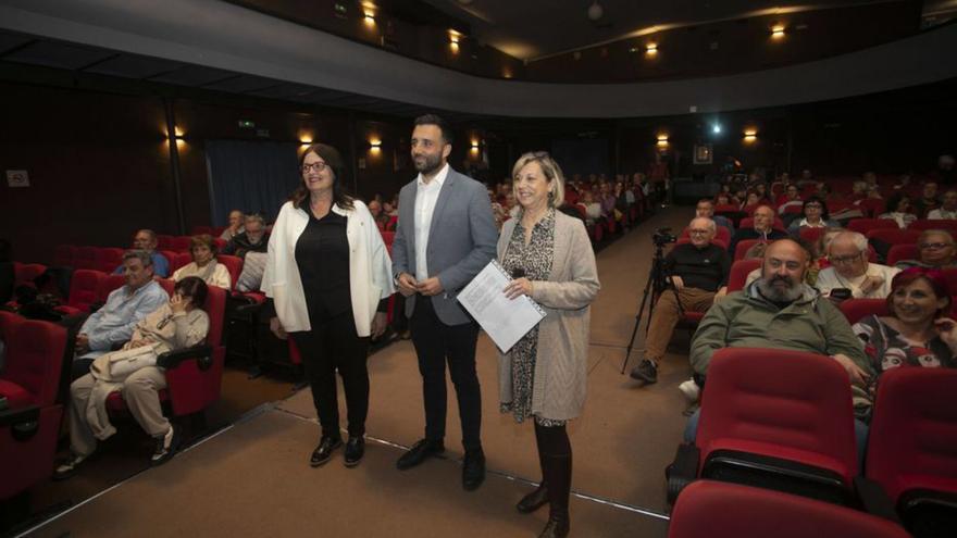 La edil de Cultura, el alcalde y la conferenciante. | TORTAAJDA