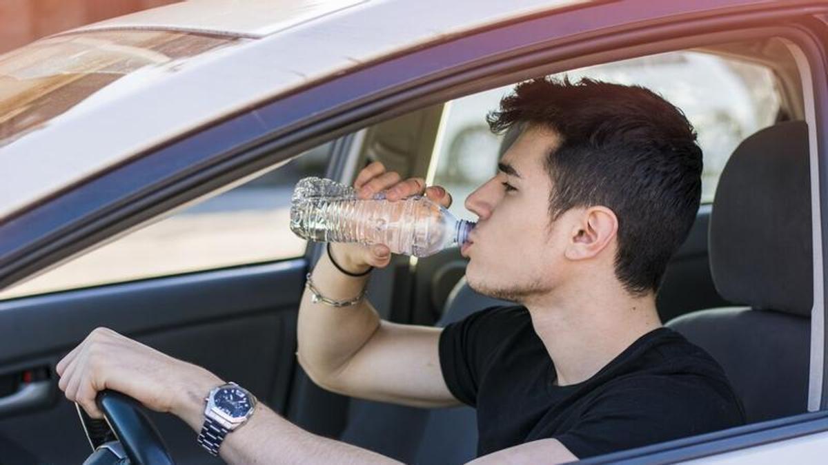 Beure aigua mentre condueixes et pot costar fins a 200 euros? Això és el que diu realment la DGT