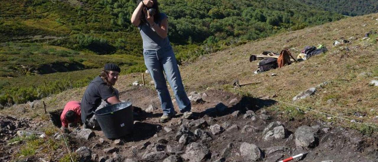 Esperanza Martín, de pie, durante las últimas excavaciones en L.lagüezos.