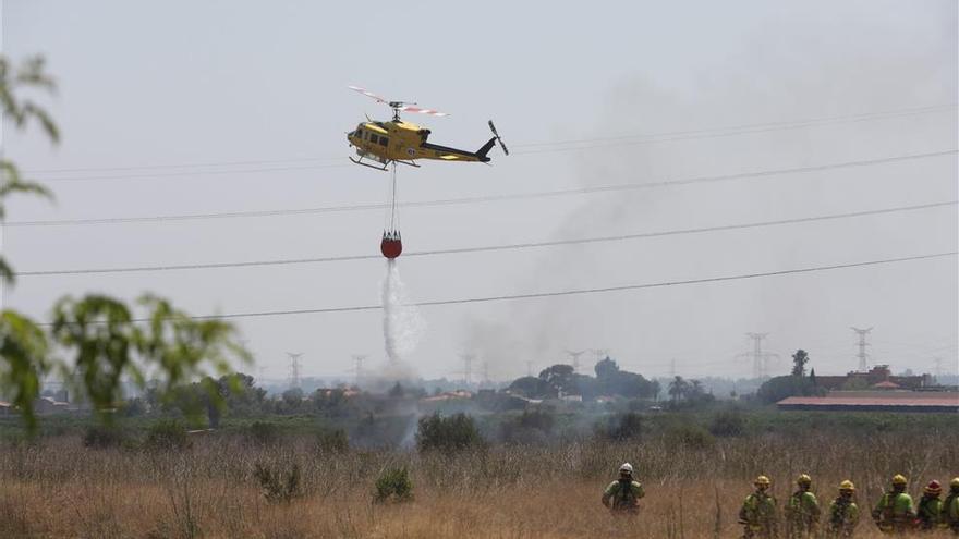 Los bomberos de Castellón controlan un incendio de cultivos abandonados