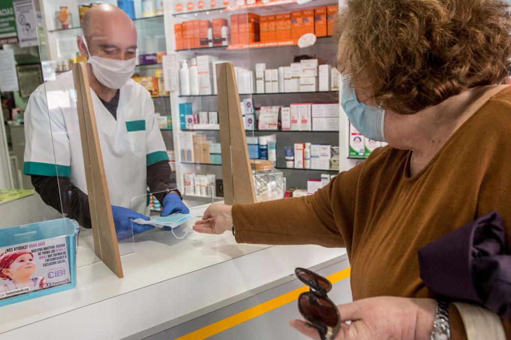 Reparto de mascarillas en las farmacias a mayores y población de riesgo