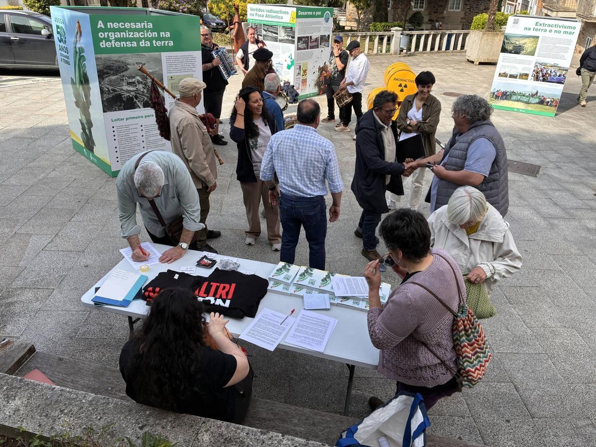 Adega inauguró este viernes su exposición en la plaza del antiguo consistorio.
