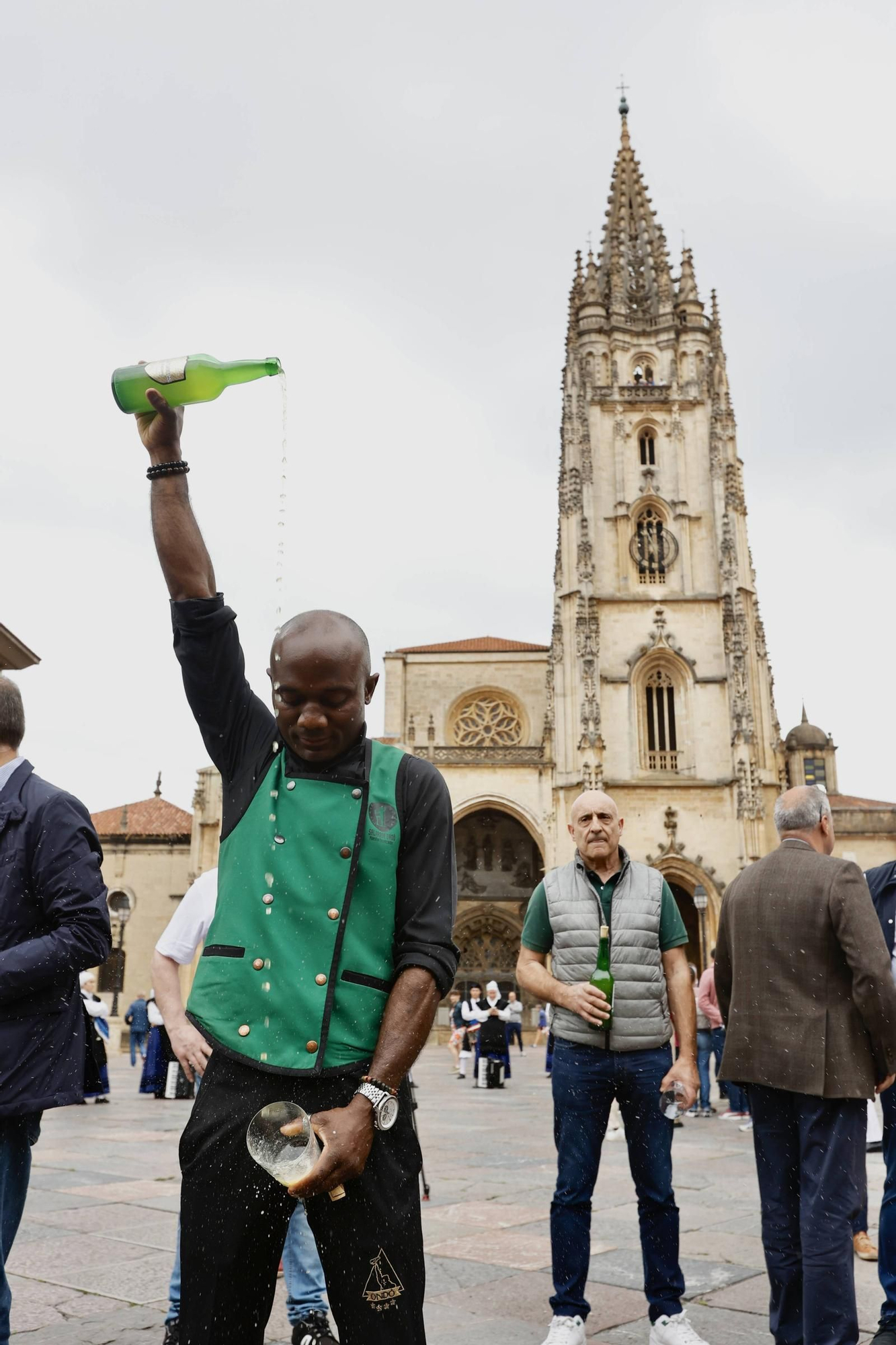 Cientos de brazos al aire junto a la Catedral de Oviedo para que la sidra sea patrimonio de la humanidad