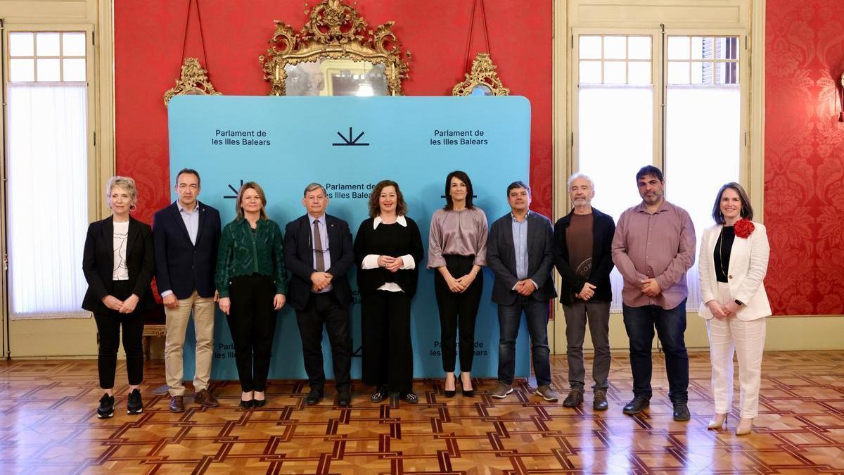 Representantes de todos los grupos posan en la sede de la Cámara balear.