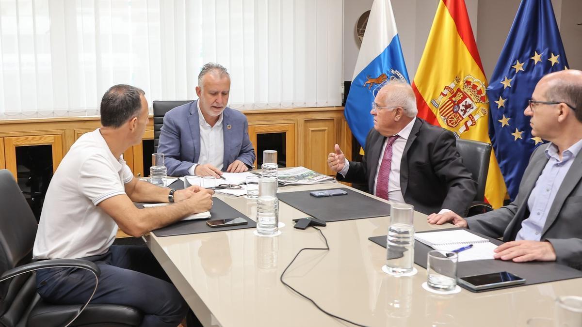 Reunión del presidente Ángel Víctor Torres con la Federación  de Empresarios del Transporte.