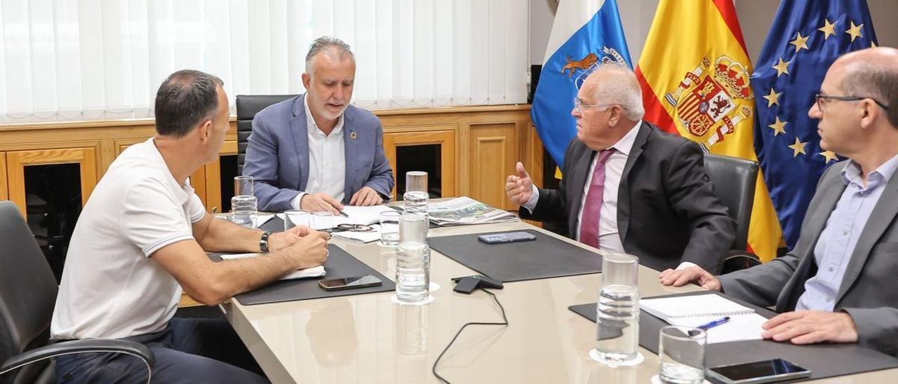 Reunión del presidente Ángel Víctor Torres con la Federación  de Empresarios del Transporte.