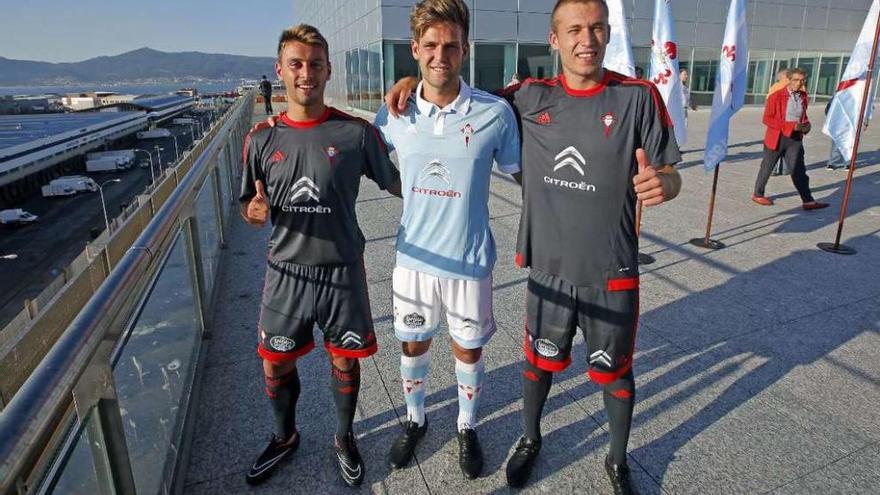 David Goldar (centro) con Kevin y Rubén, en la presentación de las camisetas del pasado curso. // FDV