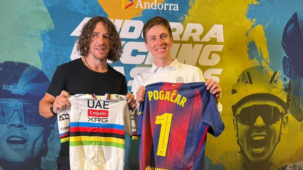 Carles Puyol, junto a Tadej Pogacar