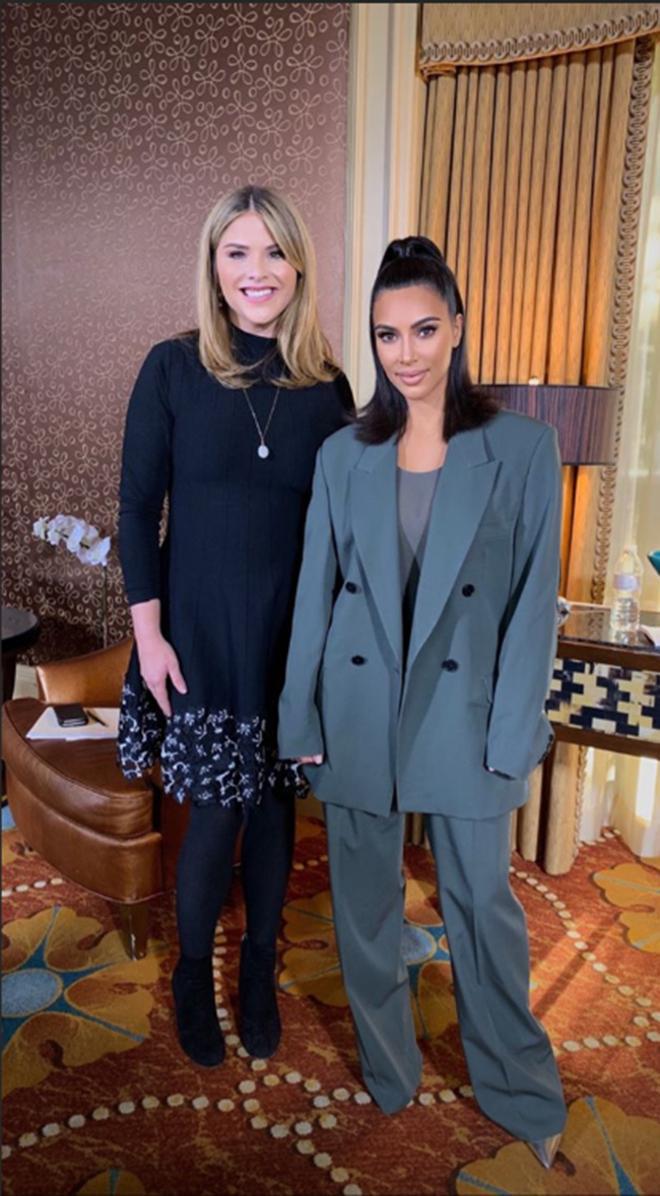 Kim Kardashian con traje oversize
