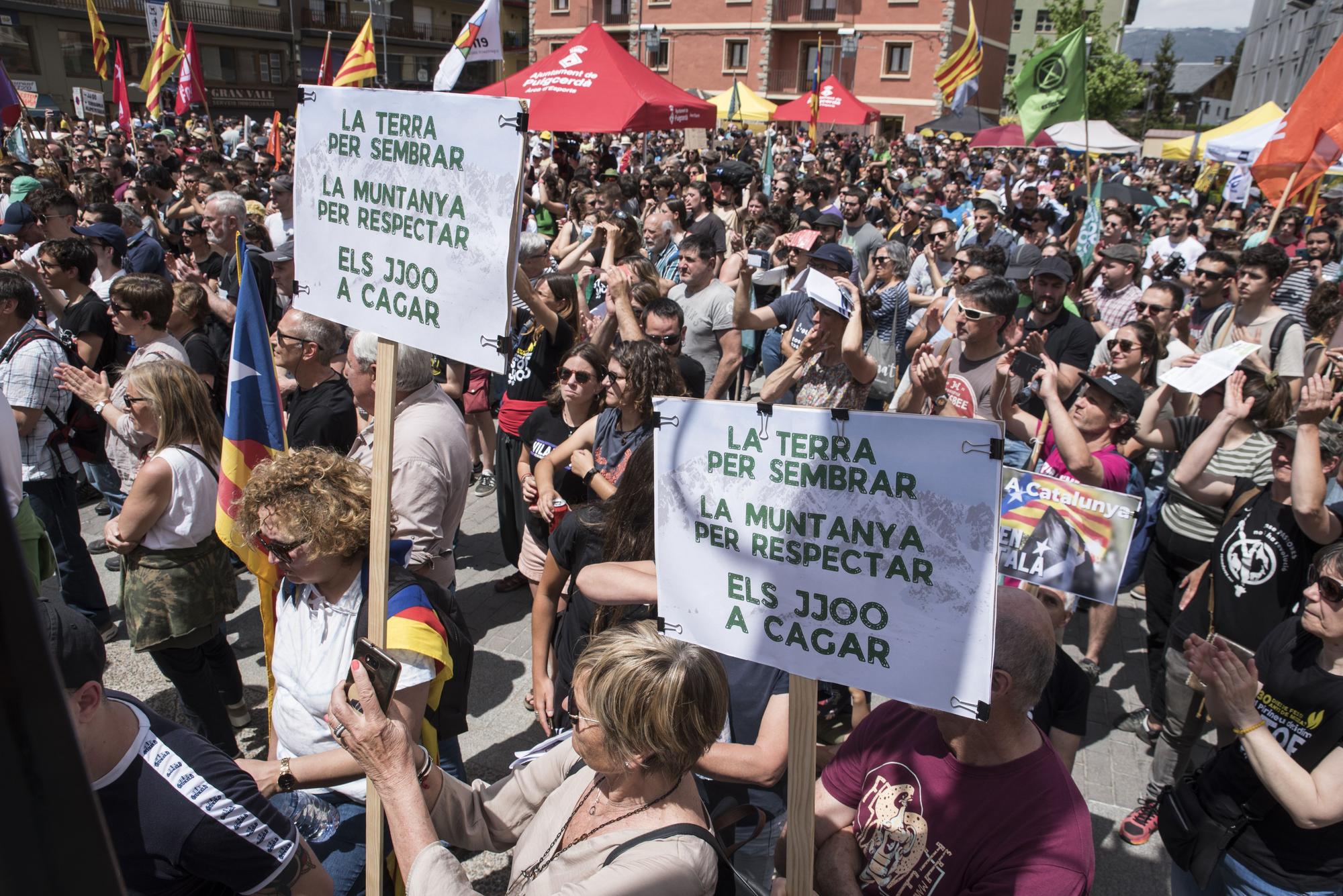 Protesta multitudinària a Puigcerdà en contra dels Jocs