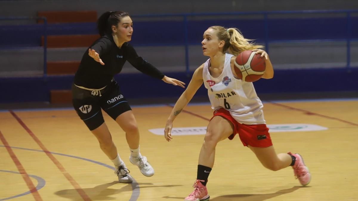 Ana Rodríguez controla el balón ante Carlota Menéndez en un entrenamiento del Milar Córdoba BF.