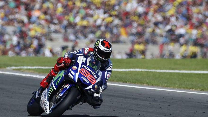 Jorge Lorenzo rueda ayer con su Yamaha durante la clasificación para el Gran Premio de la Comunidad Valenciana.