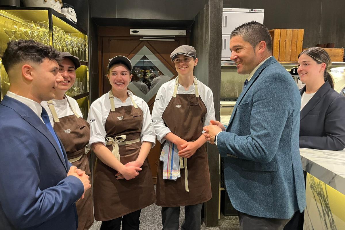Alumnos de la escuela de hostelería murciana realizan prácticas en el Cenador de Amós.