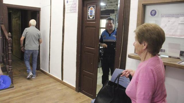 Vecinos acceden al punto de atención habilitado por la Junta.