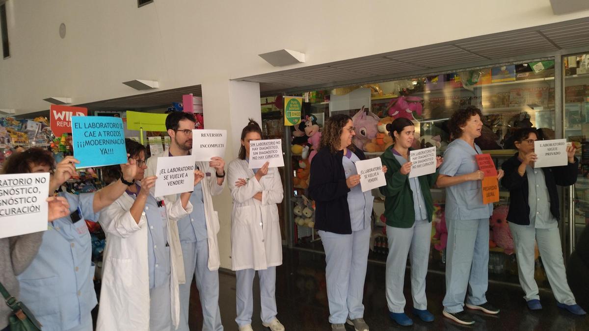 Sanitarios del laboratorio en la protesta que han realizado al llegar el conseller al hospital de Dénia
