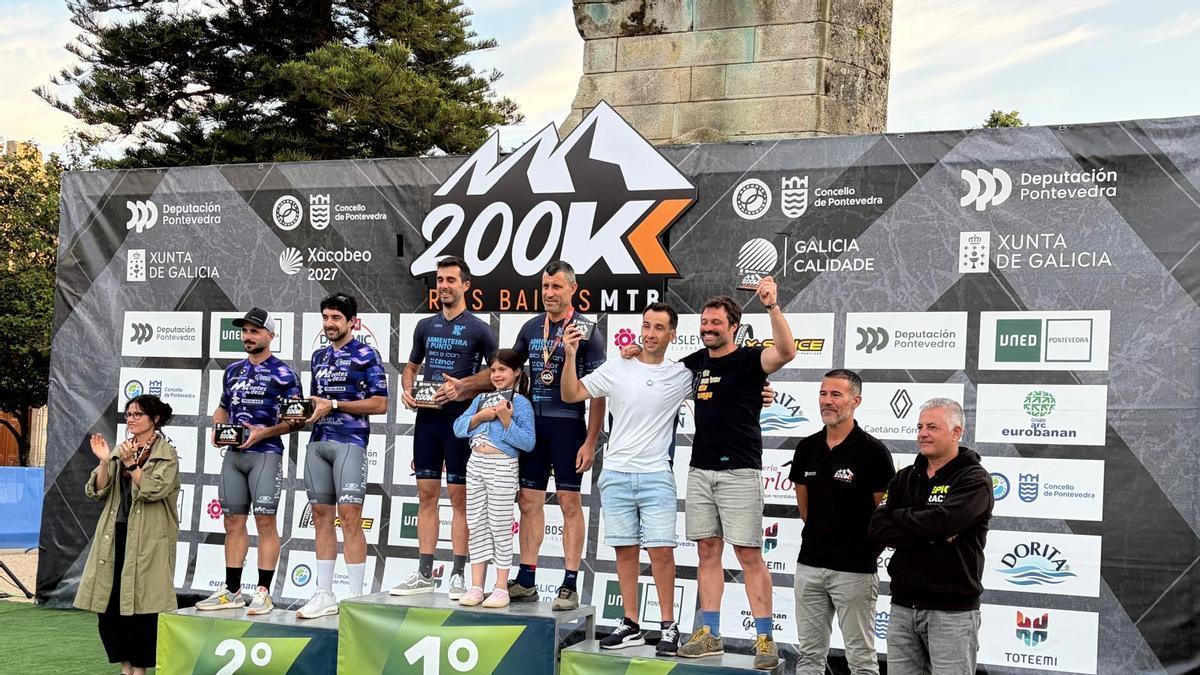 Podio con los ciclistas dezanos.