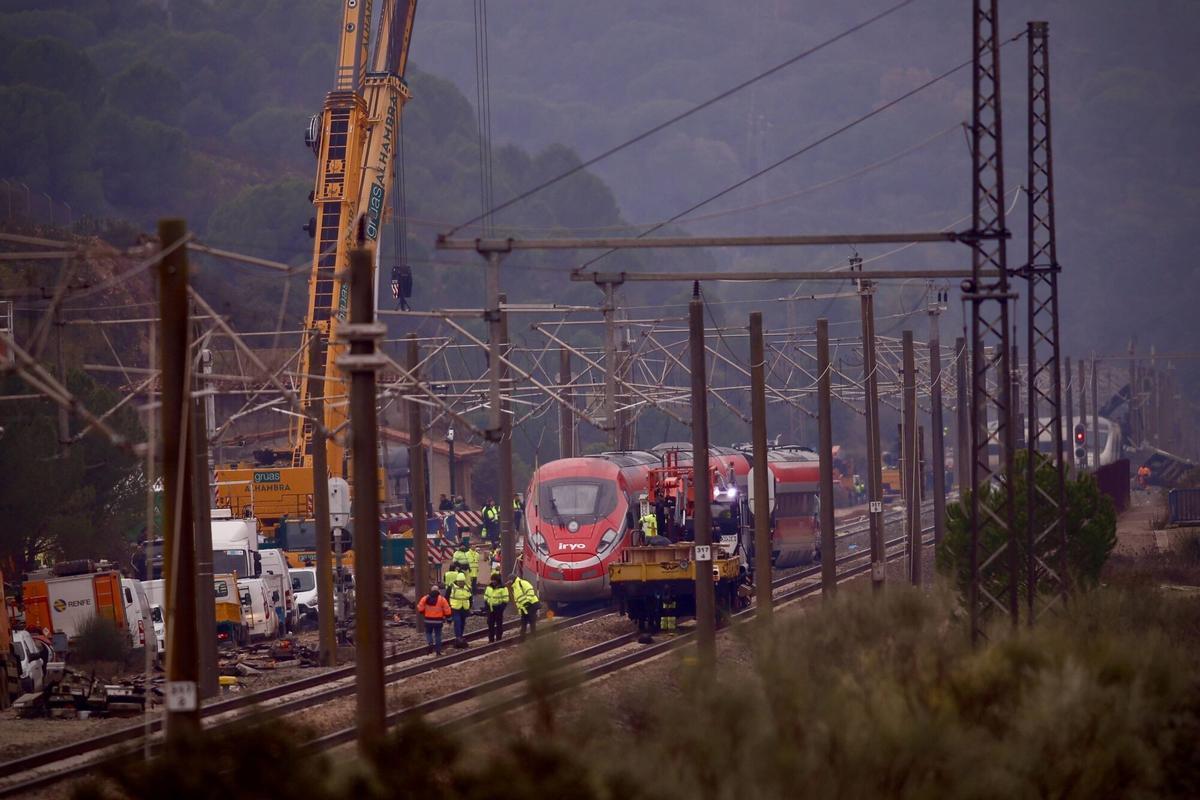 Trabajos junto al tren de Iryo, este miércoles.