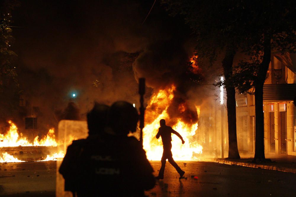 Contenidors cremats, càrregues policials i enfrontaments a Girona