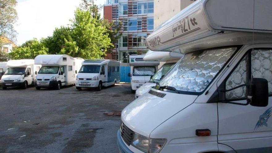 Concentración de autocaravanas en la calle Los Alas de Avilés en el año 2012.