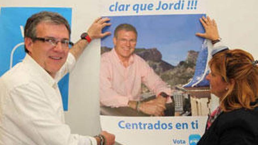 Jorge Sedano, del PP, muestra su cartel, con Carmina Nácher