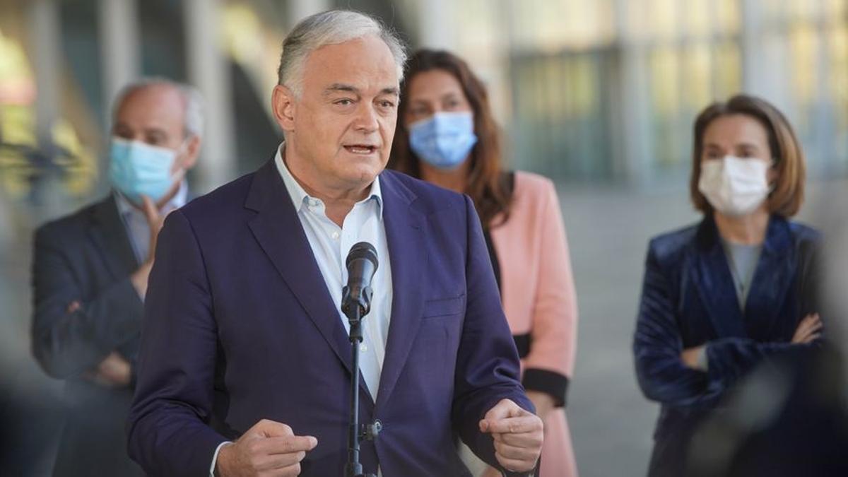 El vicesecretario de acción institucional del PP, Esteban González Pons, atendiendo a los medios.