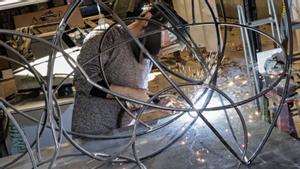 Treballs de soldadura en una fàbrica de Barcelona. | ANA PUIT