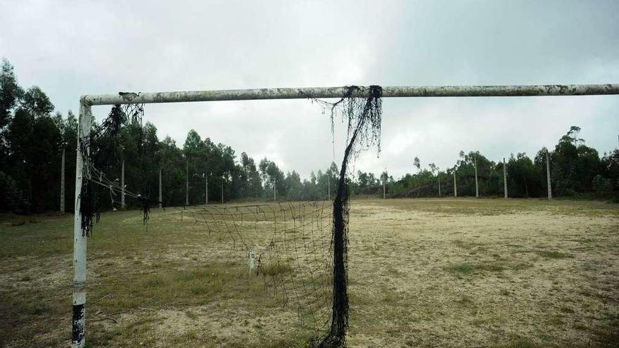 En el terreno de juego de Trabanca Sardiñeira solo quedan una portería y unos restos sucios de red. // Iñaki Abella