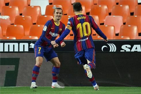 Griezmann y Messi celebran uno de los goles en Mestalla