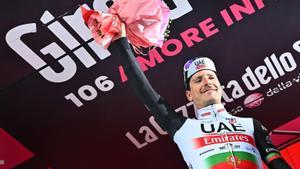 Monte Bondone (Italy), 23/05/2023.- Portuguese rider Joao Almeida of Uae Emirates Team celebrates on the podium after winning the 16th stage of the 2023 Giro d’Italia cycling race over 203 km from Sabbio Chiese to Monte Bondone, Italy, 23 May 2023. (Ciclismo, Italia) EFE/EPA/LUCA ZENNARO