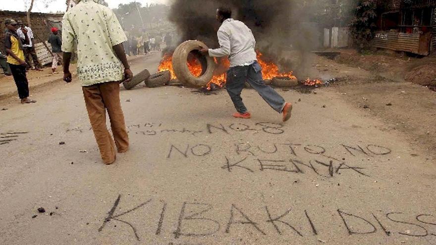 Seguidores de la oposición del Movimiento Democrático Naranja (ODM,en inglés) hacen una barricada en los suburbios de Nairobi, Kenia.