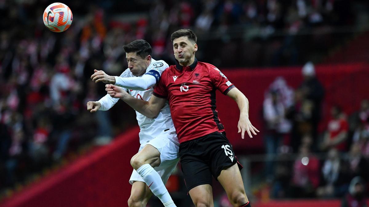 Lewandowski disputa un balón durante el encuentro entre Polonia y Albania