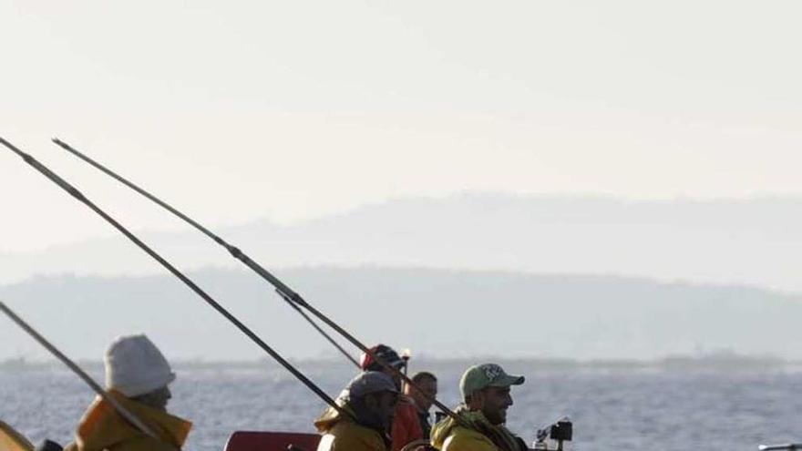 Marisqueo a flote en las autorizaciones de A Illa, ayer. // Noé Parga