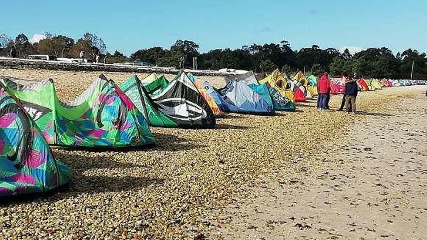 Unas 70 cometas cubrieron la arena de la playa de A Canteira. // FdV