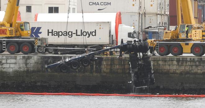 Así fue el rescate del camión que cayó al muelle de Guixar