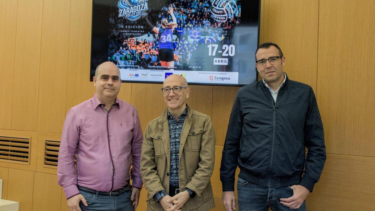 Félix Brocate, concejal de Deportes, y David Lechón, presidente de la Federación Aragonesa de Voleibol, en la presentación del torneo.