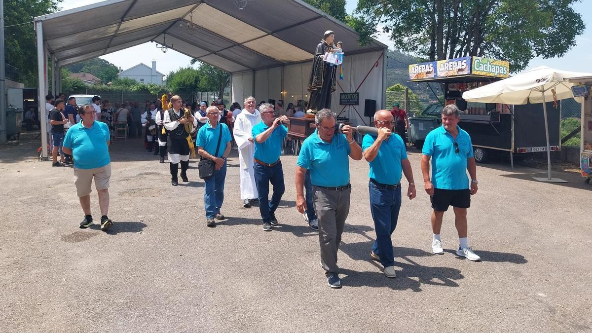 La procesión de "San Antoniño", este domingo en Meiro (Bueu).