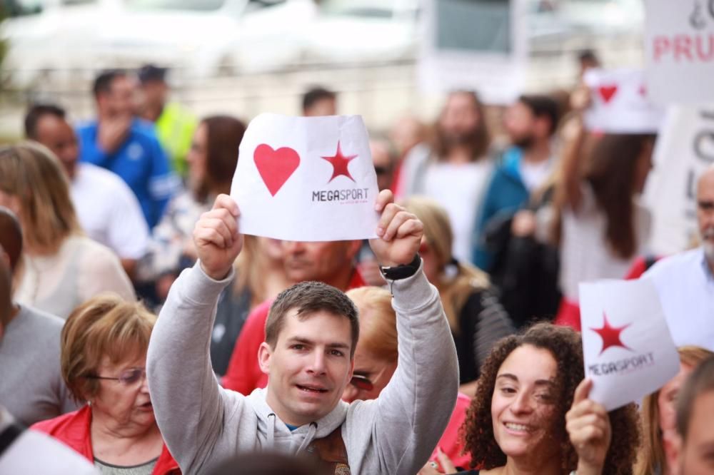 Más de 500 personas protestan por el cierre de Megasport y por el Caso Cursach