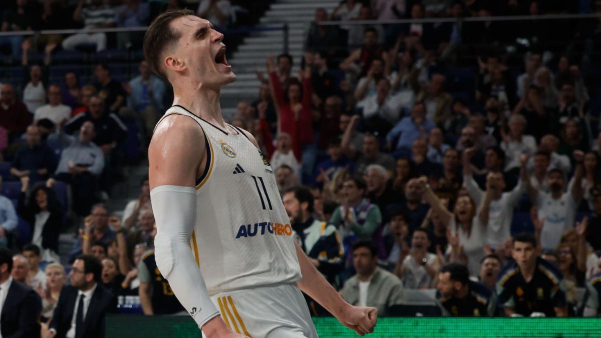 El alero croata del Real Madrid Mario Hezonja celebra tras anotar una canasta