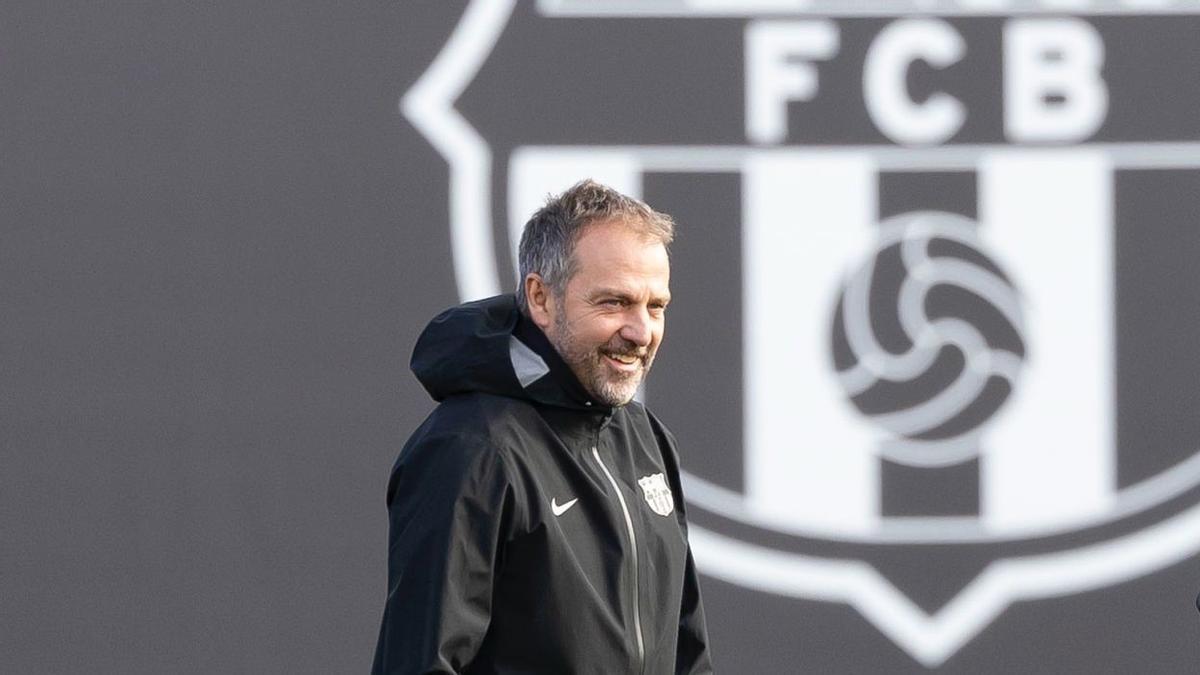 Hansi Flick, en el campo de entrenamiento a punto de iniciarse la sesión preparatoria.