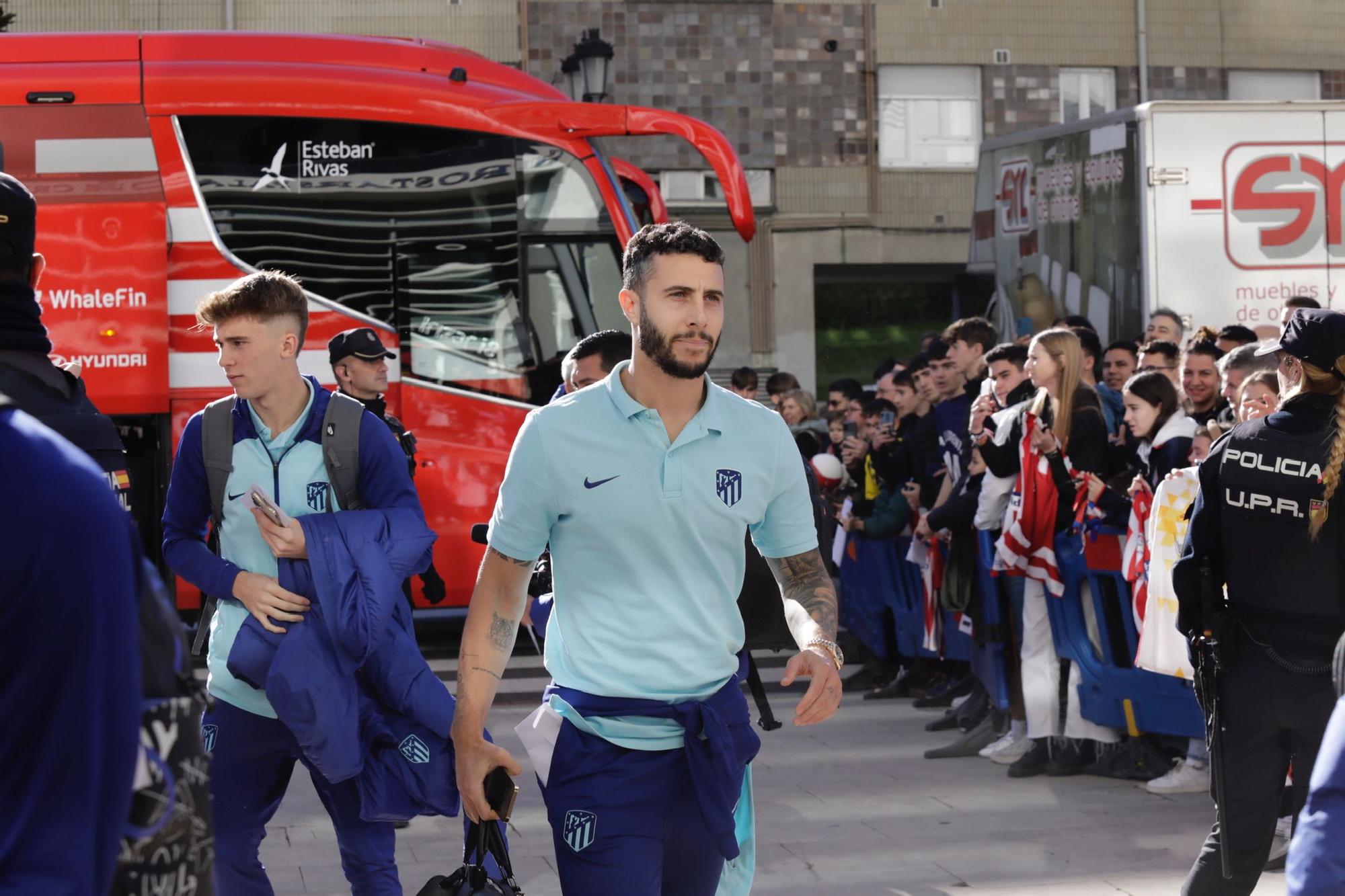 El Atlético de Madrid ya está en Oviedo: el Cholo, aclamado a su llegada por cientos de hinchas