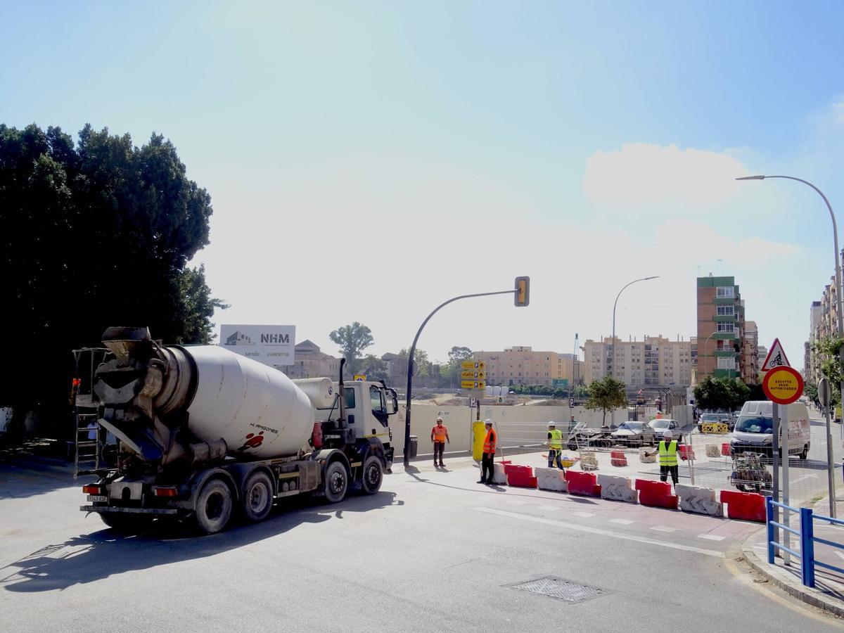 Corte al tráfico de la calle Blas de Lezo, en el cruce con el Arroyo de los Ángeles por las obras del Metro de Málaga este martes, 13 de octubre de 2026. Corte al tráfico de la calle Blas de Lezo, en el cruce con el Arroyo de los Ángeles por las obras del Metro de Málaga este martes, 13 de octubre de 2026.