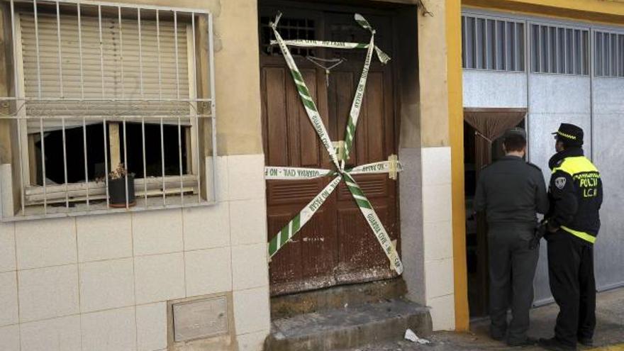 Vivienda incendiada en Albacete donde murió, ayer, una niña de 9 años.