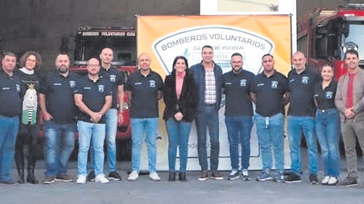 Ana Dorta (c) y otras autoridades con los bomberos voluntarios en sus nuevas instalaciones.