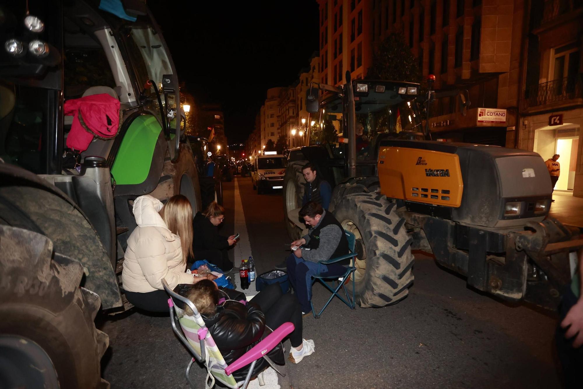 Así pasan la noche los ganaderos de protesta en la calle Uría de Oviedo