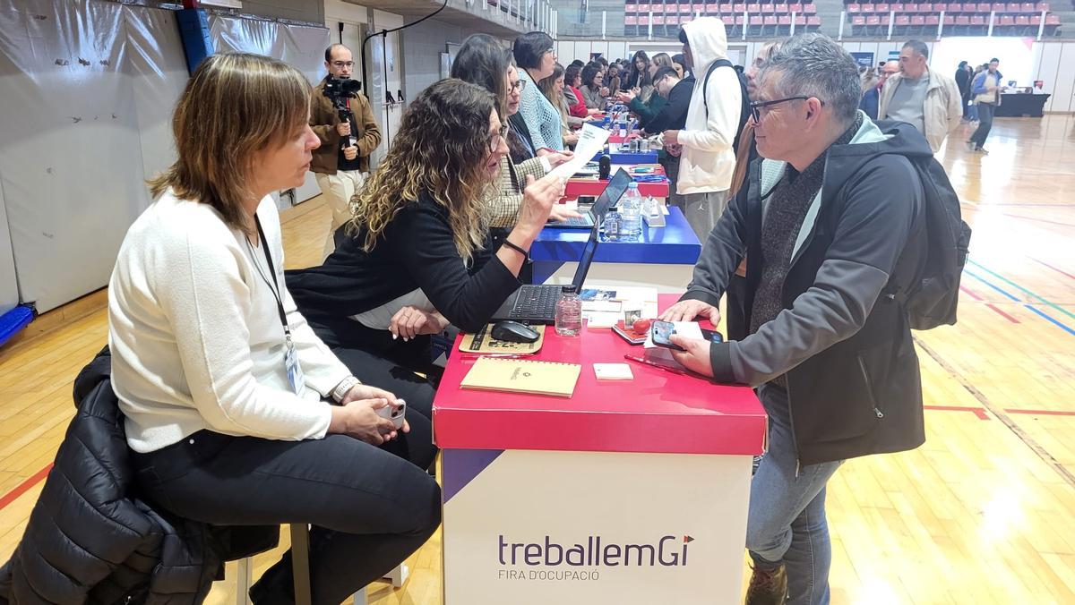 Participants en la fira TreballemGi de Figueres.